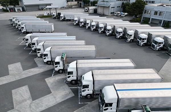 駐車場に並ぶトラック