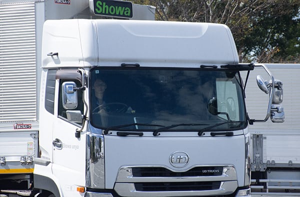 トラックを運転するドライバー