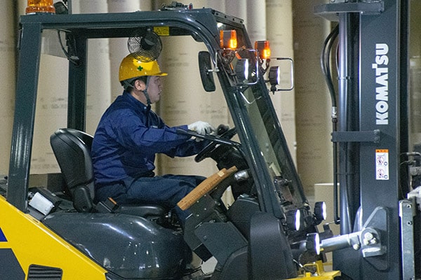 フォークリフトを運転する従業員