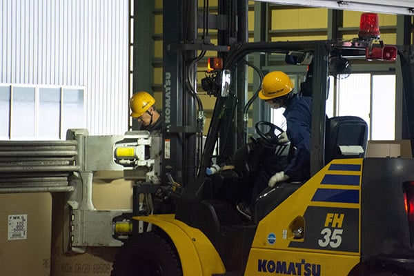 フォークリフトを運転するドライバー