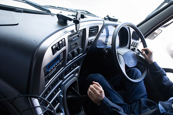 社内から見たトラックを運転するドライバー