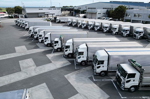 駐車場に停車するトラック群