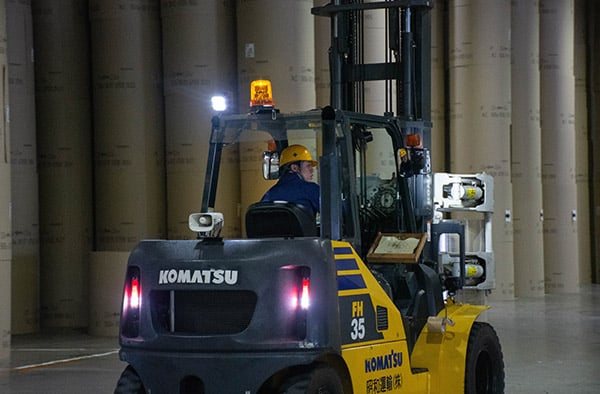 フォークリフトを操縦する従業員