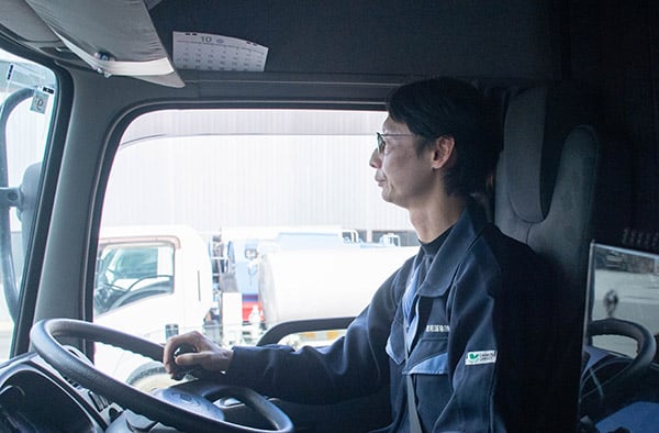 トラックを運転するドライバー