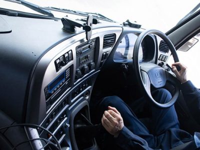 社内から見たトラックを運転するドライバー