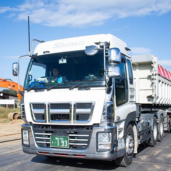ダンプトラックを運転するドライバー