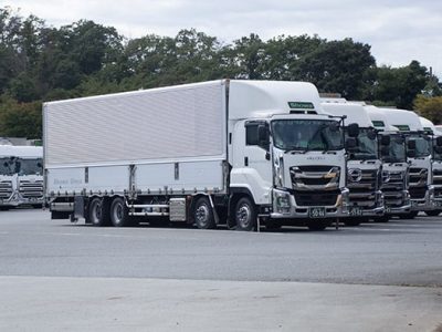 駐車場に停まる昭和運輸のトラック