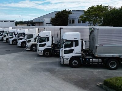 駐車場に停まる昭和運輸のトレーラー