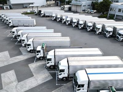 駐車場に停まる昭和運輸のトラック