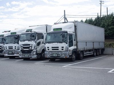 駐車場に停まる昭和運輸のトラック